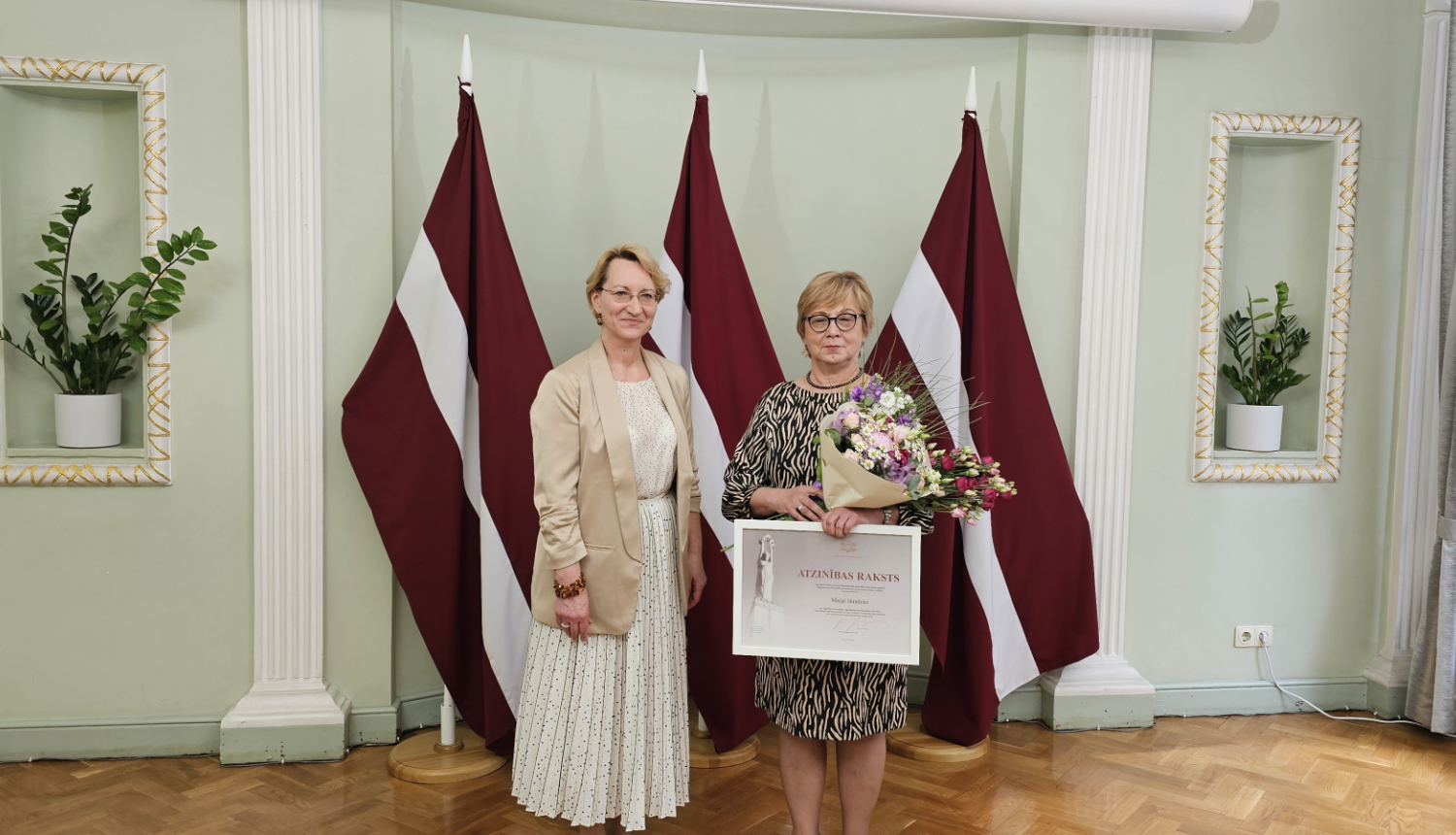 Izglītības un zinātnes ministre Dace Melbārde (pa kreisi) un Maija Bundule