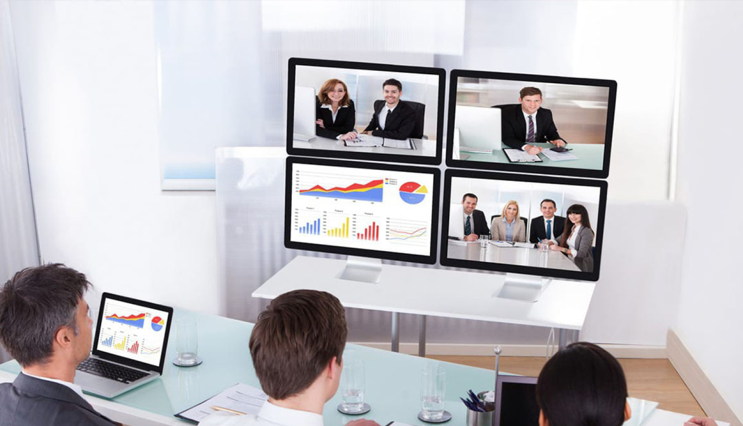 Cilvēki sēž pie datora tiešsaistes sarunā