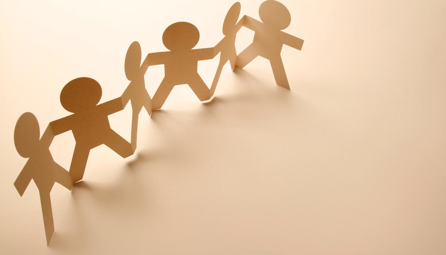 no papīra izgrieztas figūriņas