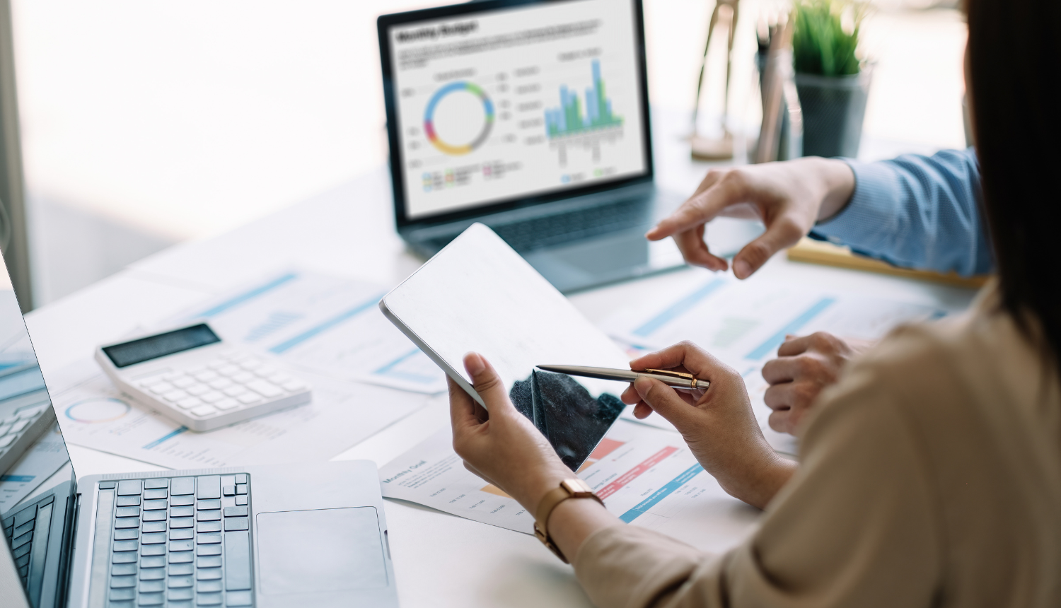 Galds ar datoriem un dažādiem izdrukātiem materiāliem