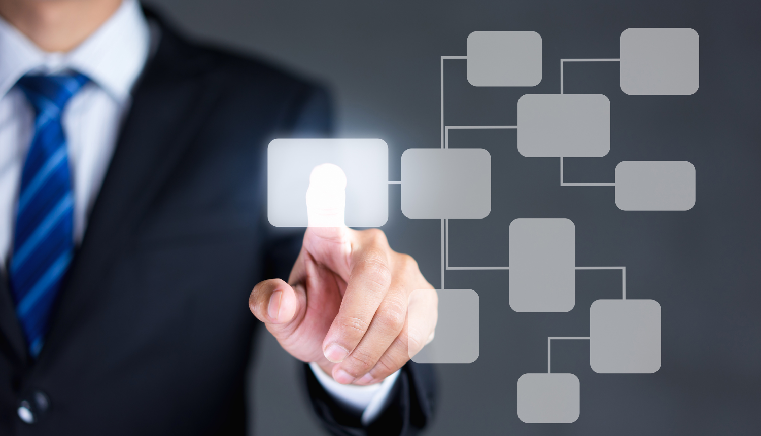 Vīrietis uzvalkā un procesu karte