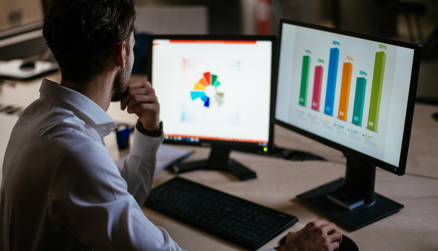 Pētnieks pie datora