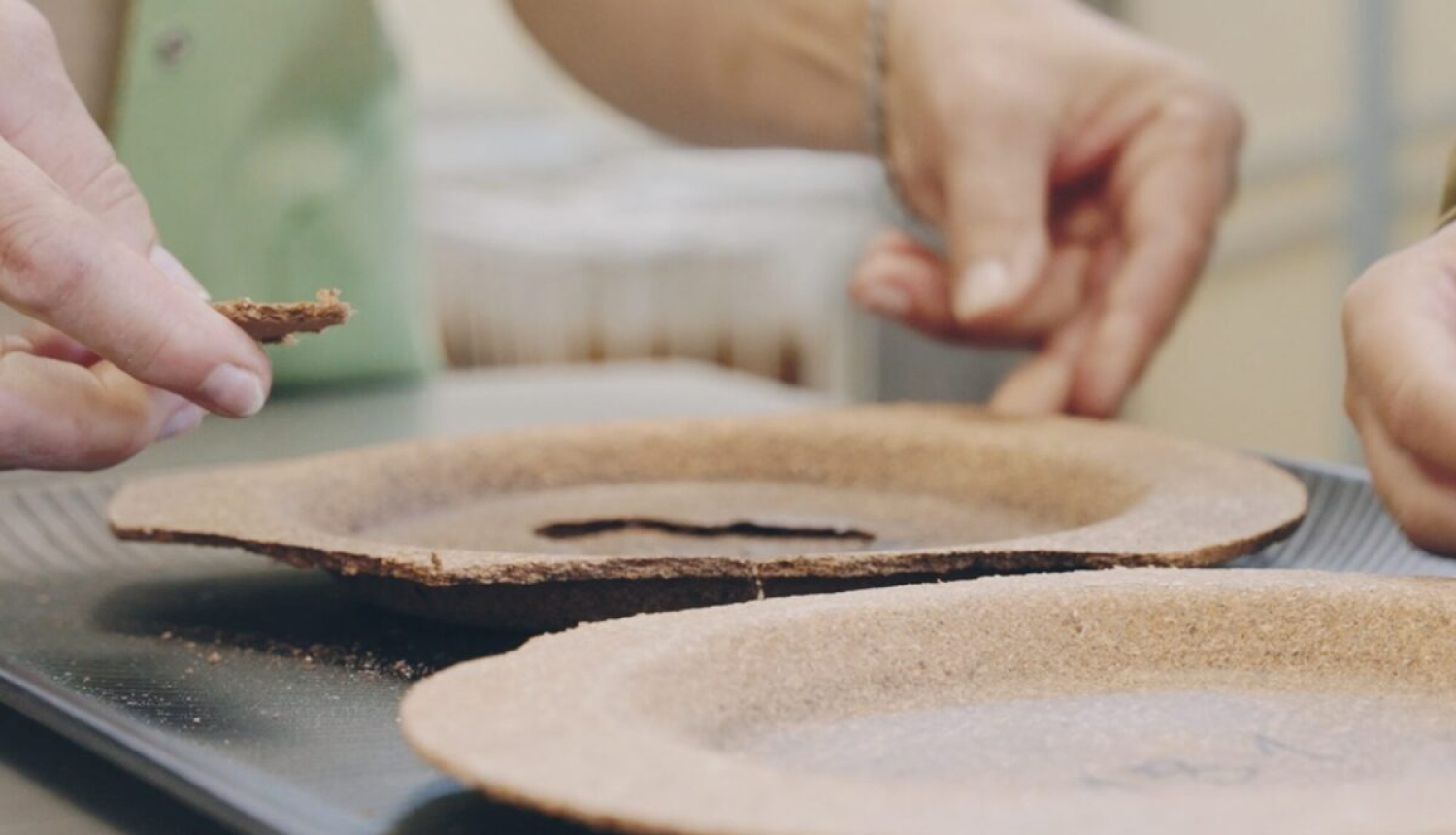 Ēdamie šķīvji, kas gatavoti no klijām un augļu spiedatliekām