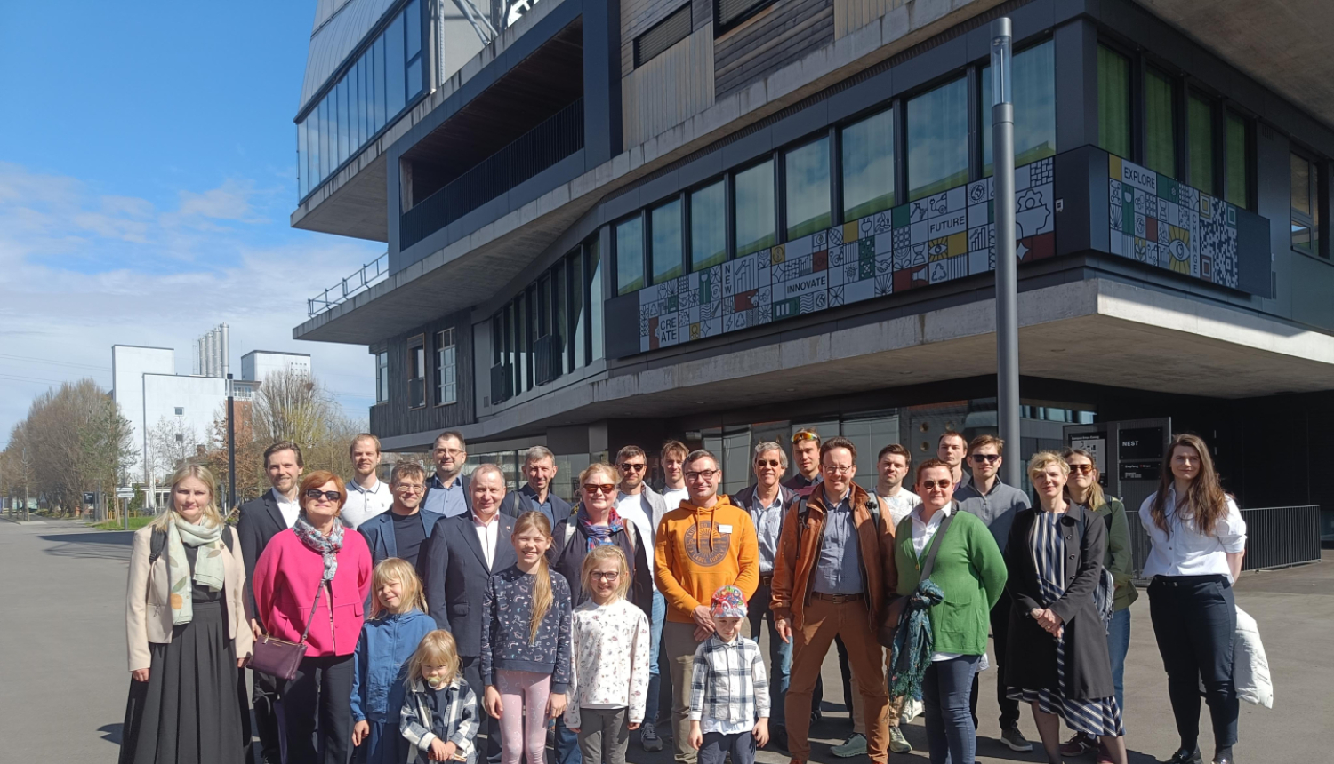 Atklāšanas pasākuma dalībnieki pie EMPA inovāciju testēšanas ēkas NEST 