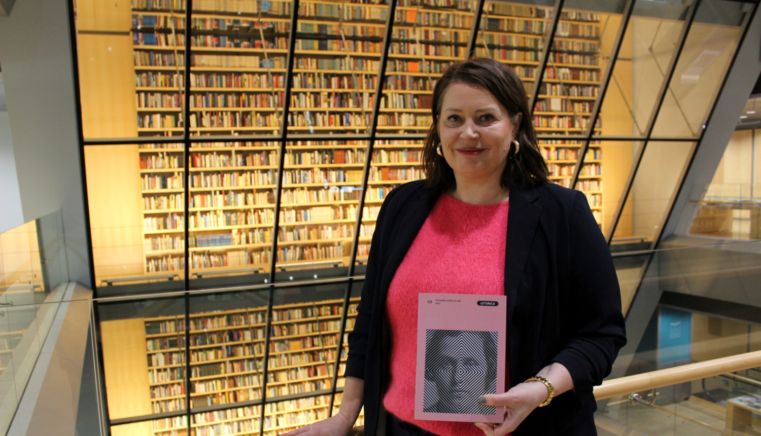 FLPP projekta vadītāja Eva Eglāja-Kristsone, Latvijas Universitātes Literatūras, folkloras un mākslas institūta vadošā pētniece Latvijas Nacionālajā bibliotēkā