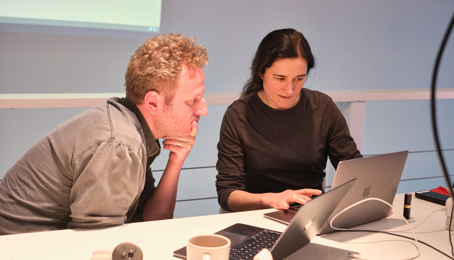 Ieva Gintere ar projekta EcoMind radošo inženieri Rogier Jupijn (RISEBA). Foto: Vera Grāvīte-Lapere