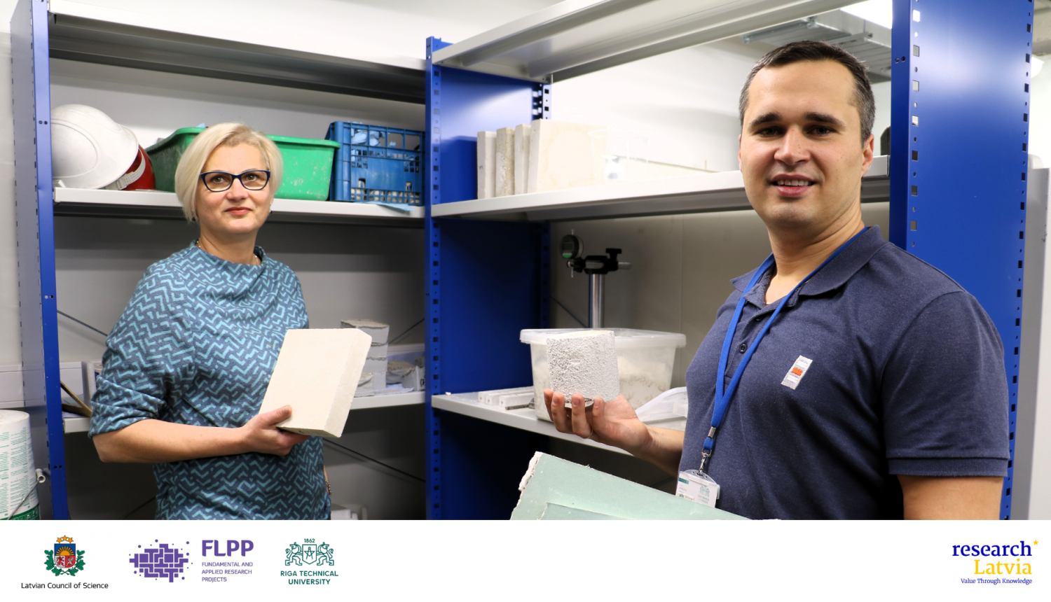 RTU pētnieki rāda projekta ietvaros izveidotos materiālus