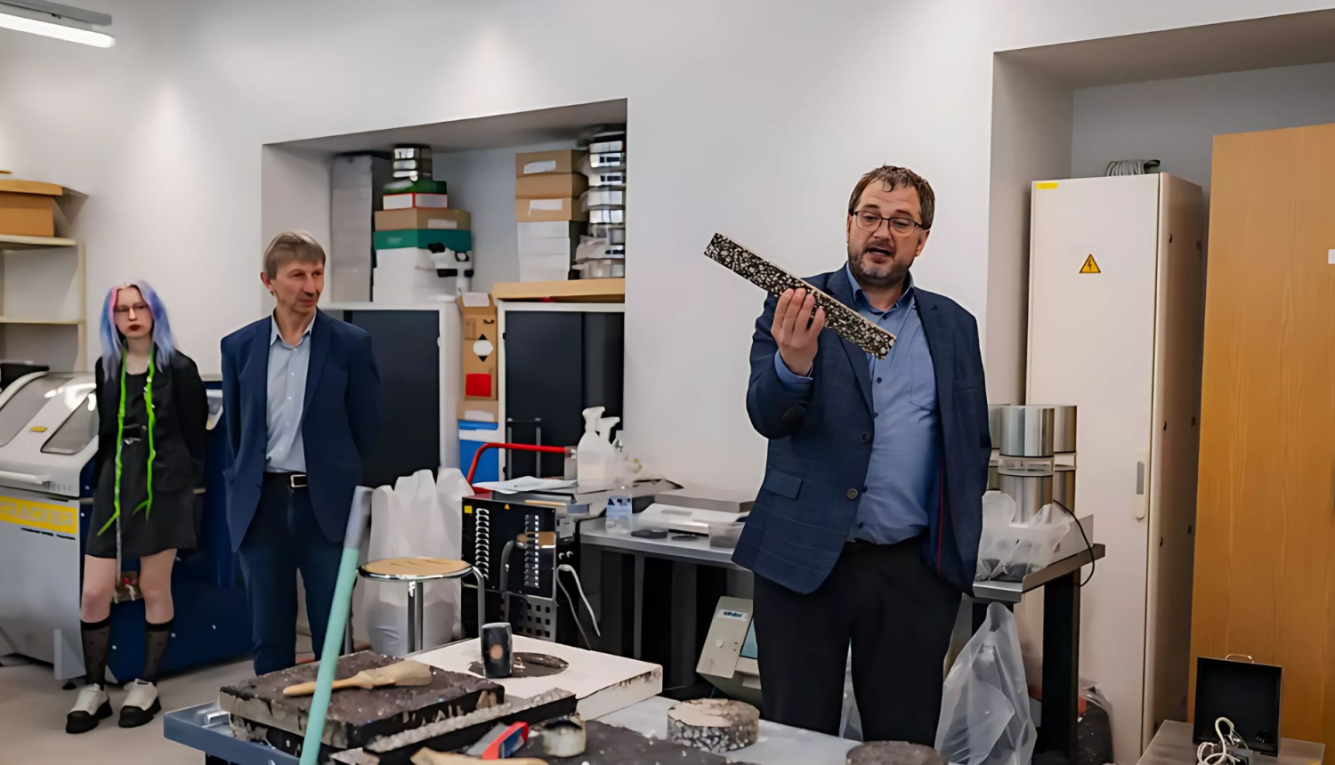 RTU Būvniecības un mašīnzinību fakultātes asociētais profesors Viktors Haritonovs aicina studentus attīstīt inovatīvus ceļu būves materiālus. Foto: Ieva Romaško