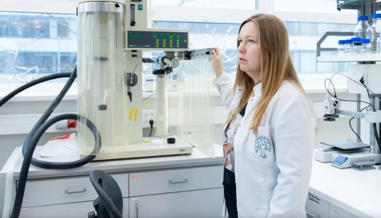 RTU Dabaszinātņu un tehnoloģiju fakultātes Biomateriālu un bioinženierijas institūta vadošā pētniece Arita Dubņika vada vienu no komandām, kas saņēmusi BioPhoT finanssējumu. Foto: Vitālijs Vinogradovs, RTU