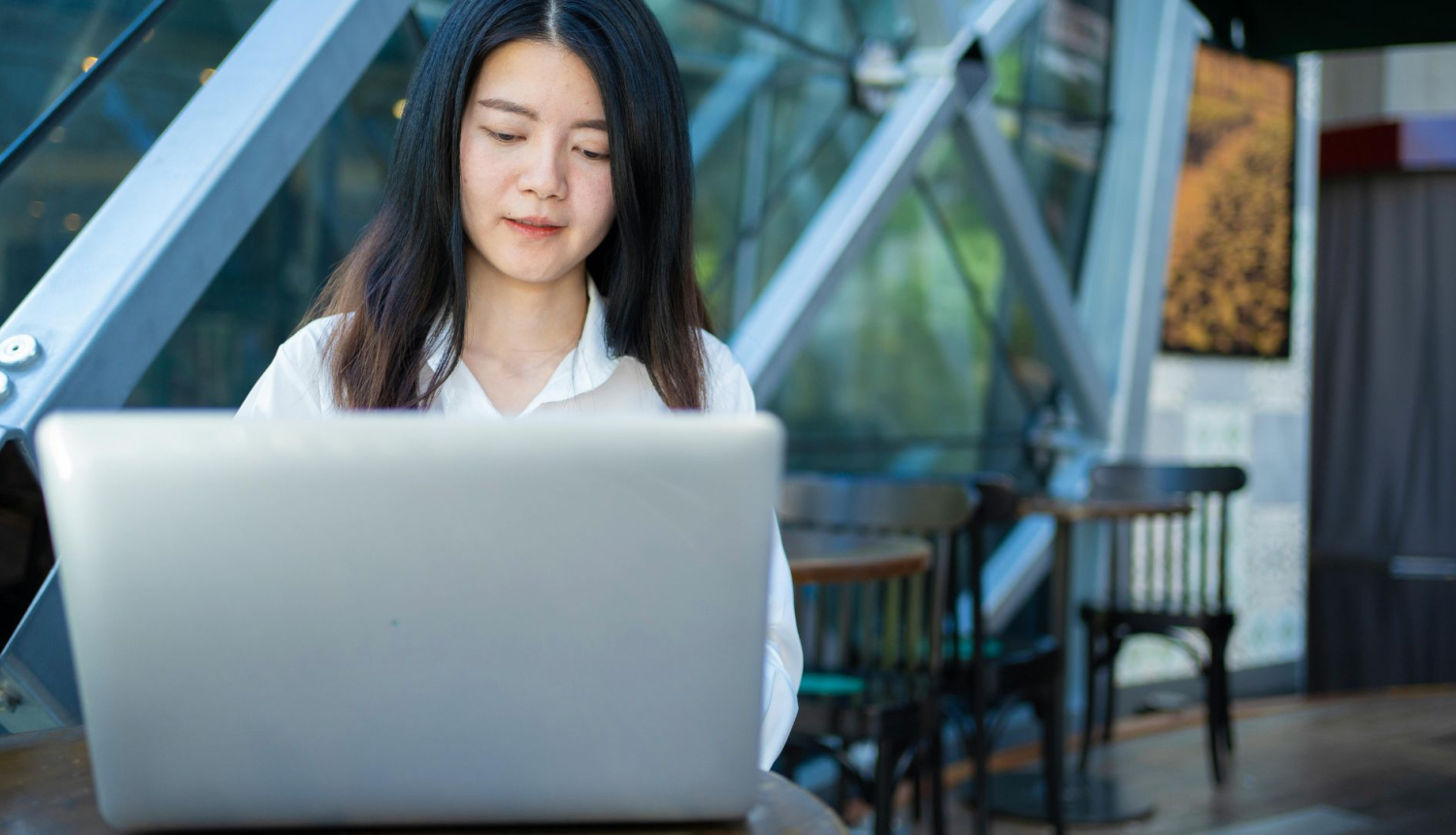 Sieviete sēž pie atvērta datora