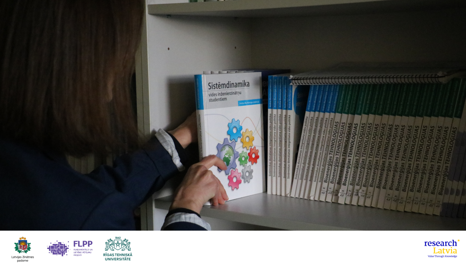 Pētniece no plaukta ņem ārā sistēmdinamikas mācību grāmatu