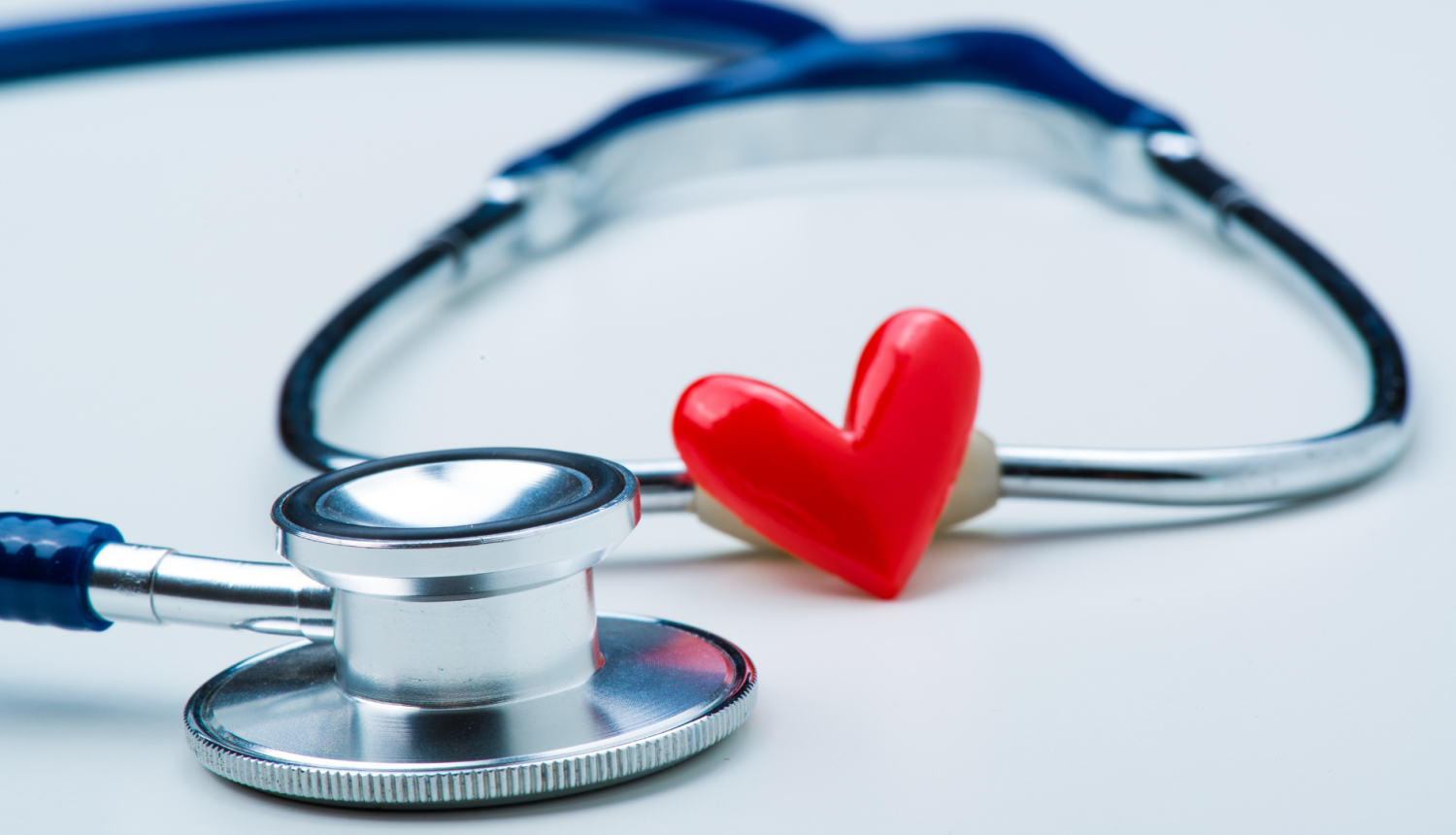 Stetoskops ar sirds formas piespraudi