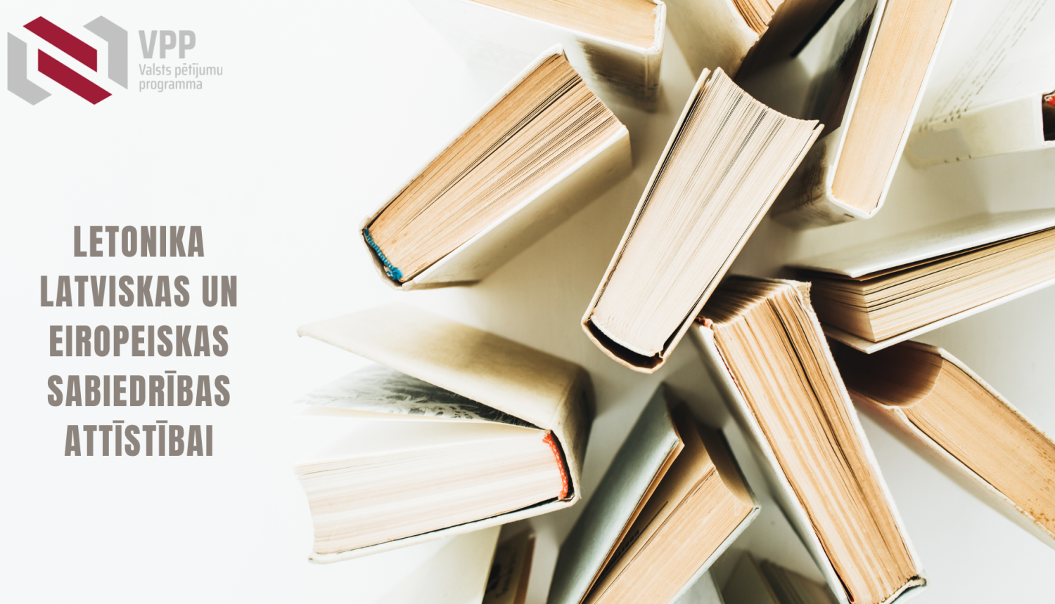 Valsts pētījumu programma par latviešu valodu. Attēlā vertikāli novietotas grāmatas skatāmas noaugšas