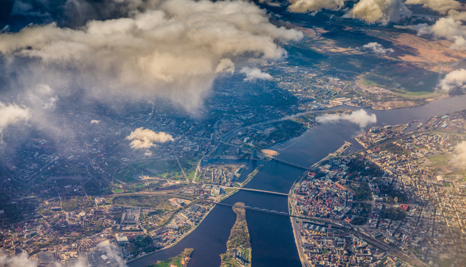  Skats uz Rīgu un Daugavu, tiltiem un mākoņiem virs pilsētas.