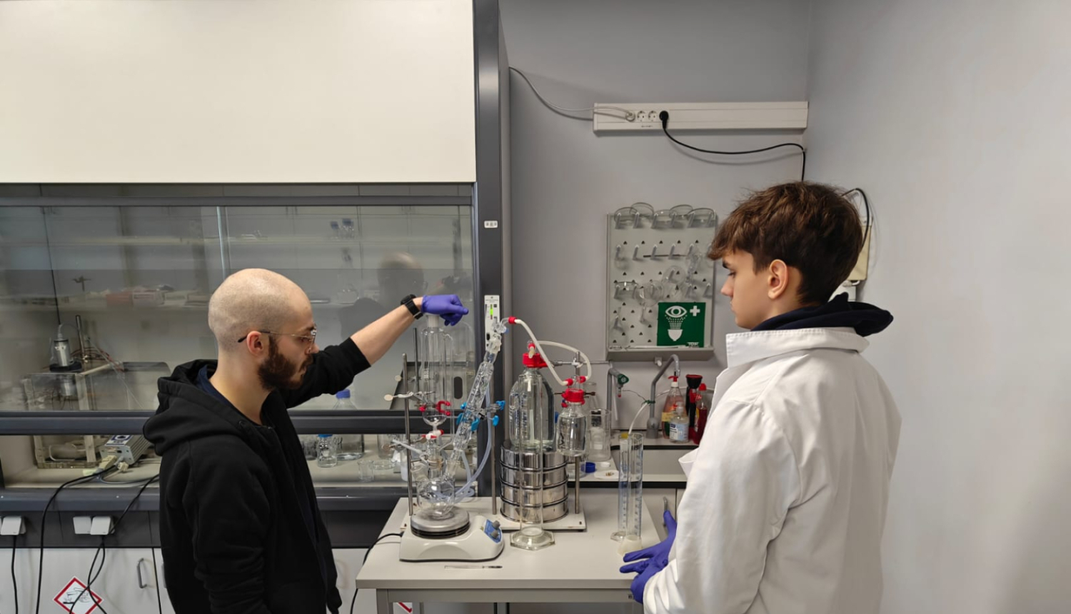 Gustavs Lukašs – Rīgas Valsts 1. ģimnāzijas 11. klases skolēns ar pētenieku laboratorijā