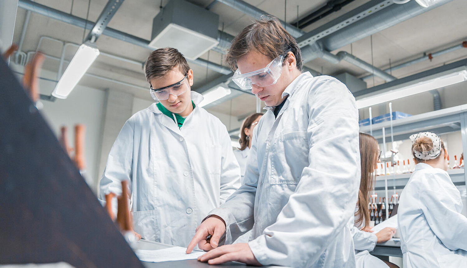 Divi pētnieki laboratorijā (LU, Toms Grīnbergs)