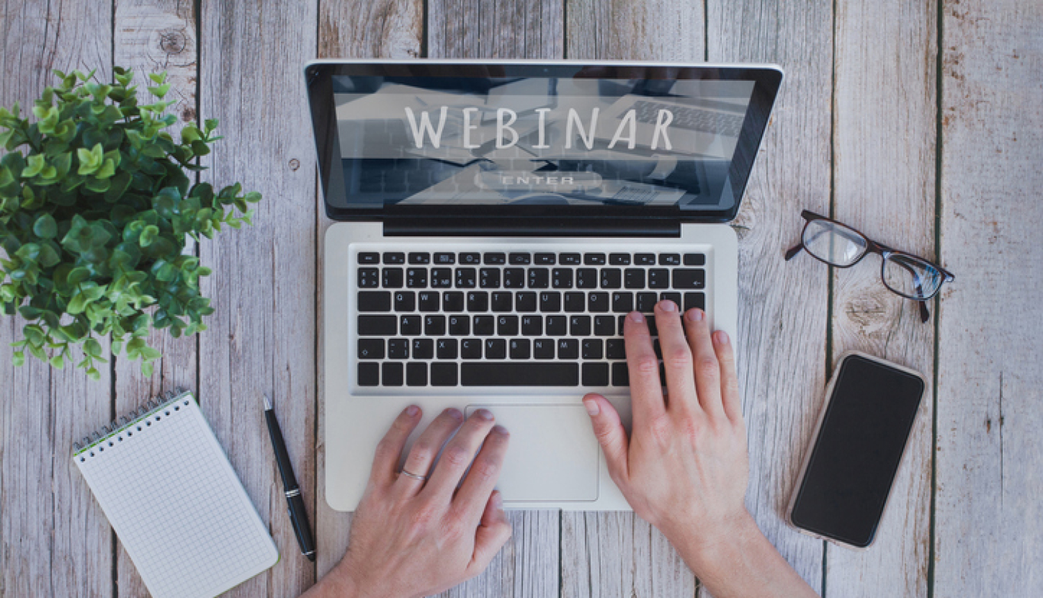 Dators uz galda ar uzrakstu Webinar