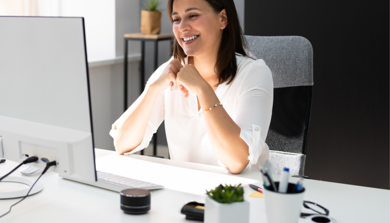 Sieviete sēž pie datora