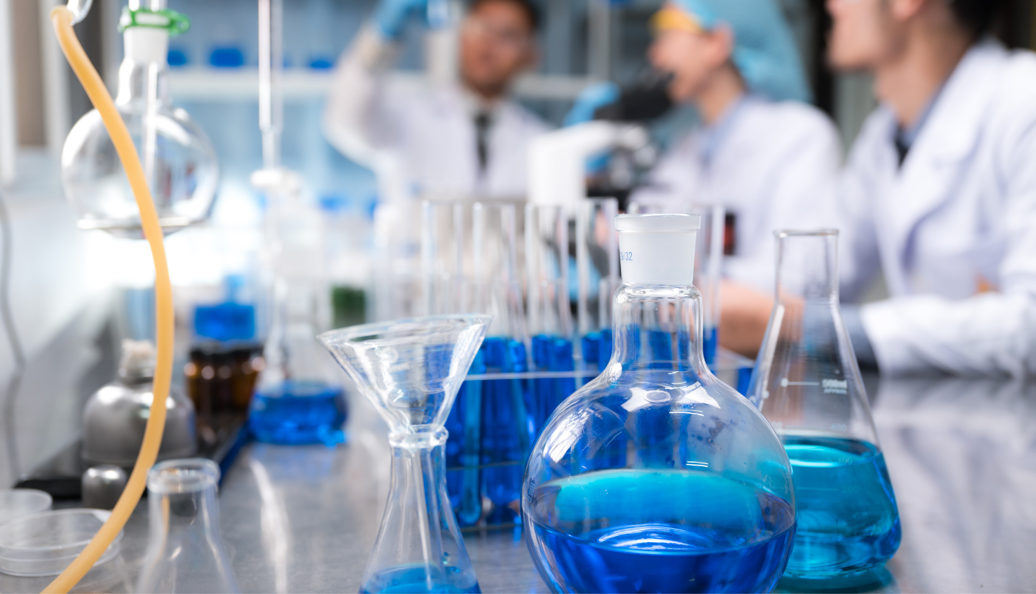 Kolbas ar šķidrumu laboratorijā 