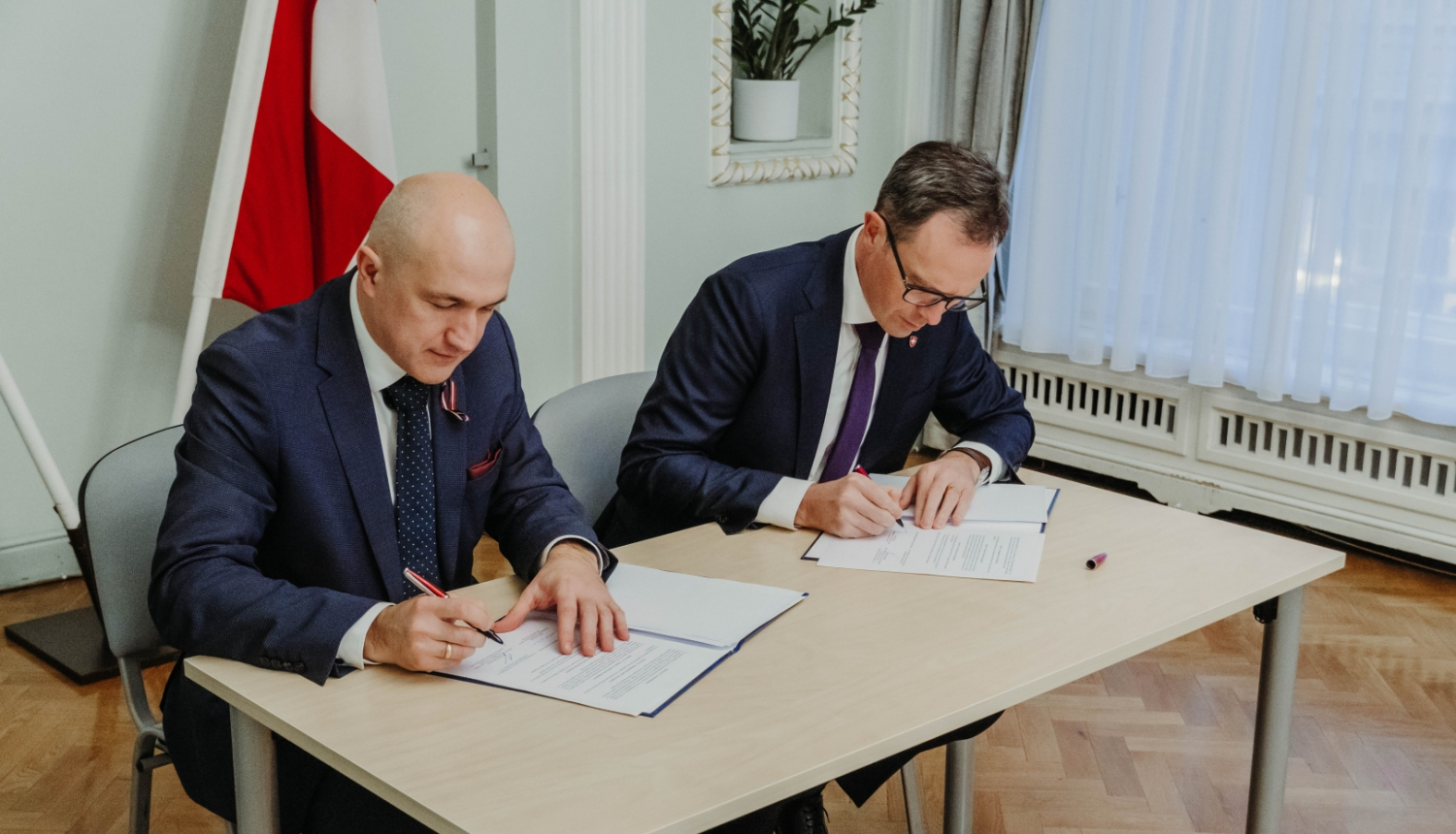 Šveices Konfederācijas vēstnieks Latvijā Martēns Mišlē (Martin Michelet) un Finanšu ministrijas valsts sekretāres vietnieks Eiropas Savienības (ES) fondu jautājumos Armands Eberhards  paraksta Latvijas-Šveices sadarbības līgumu