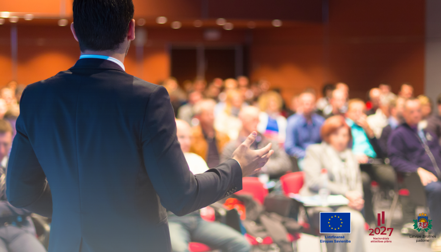 Konferences dalībnieks sarunājas ar zāli