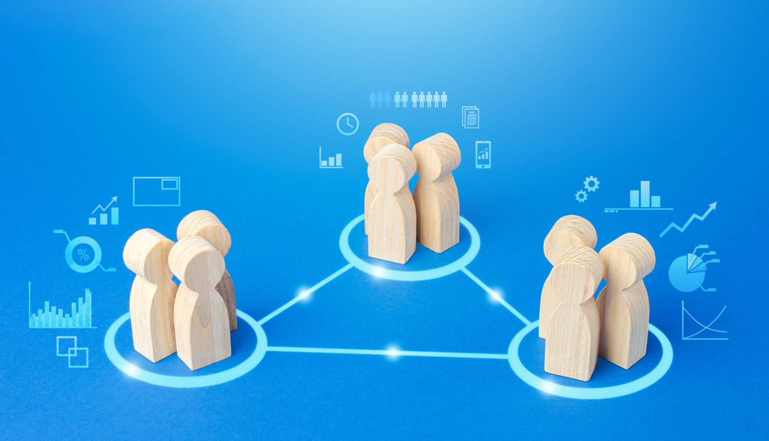 Ilsutratīvi attēlota sadarbība starp trīs iesaistītajām pusēm, koka figūru un garfisku ikonu kopums