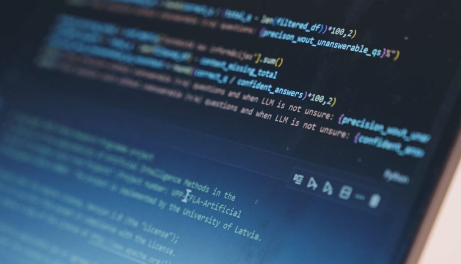 Datora ekrāns, kurā redzama mākslīgā intelekta darba vide