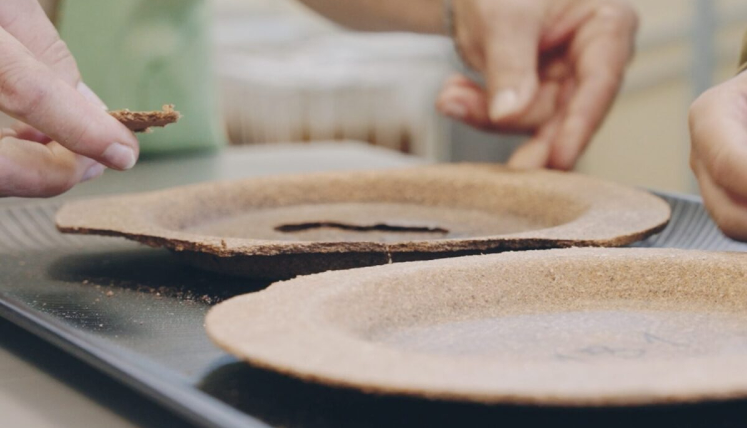 Ēdamie šķīvji, kas gatavoti no klijām un augļu spiedatliekām