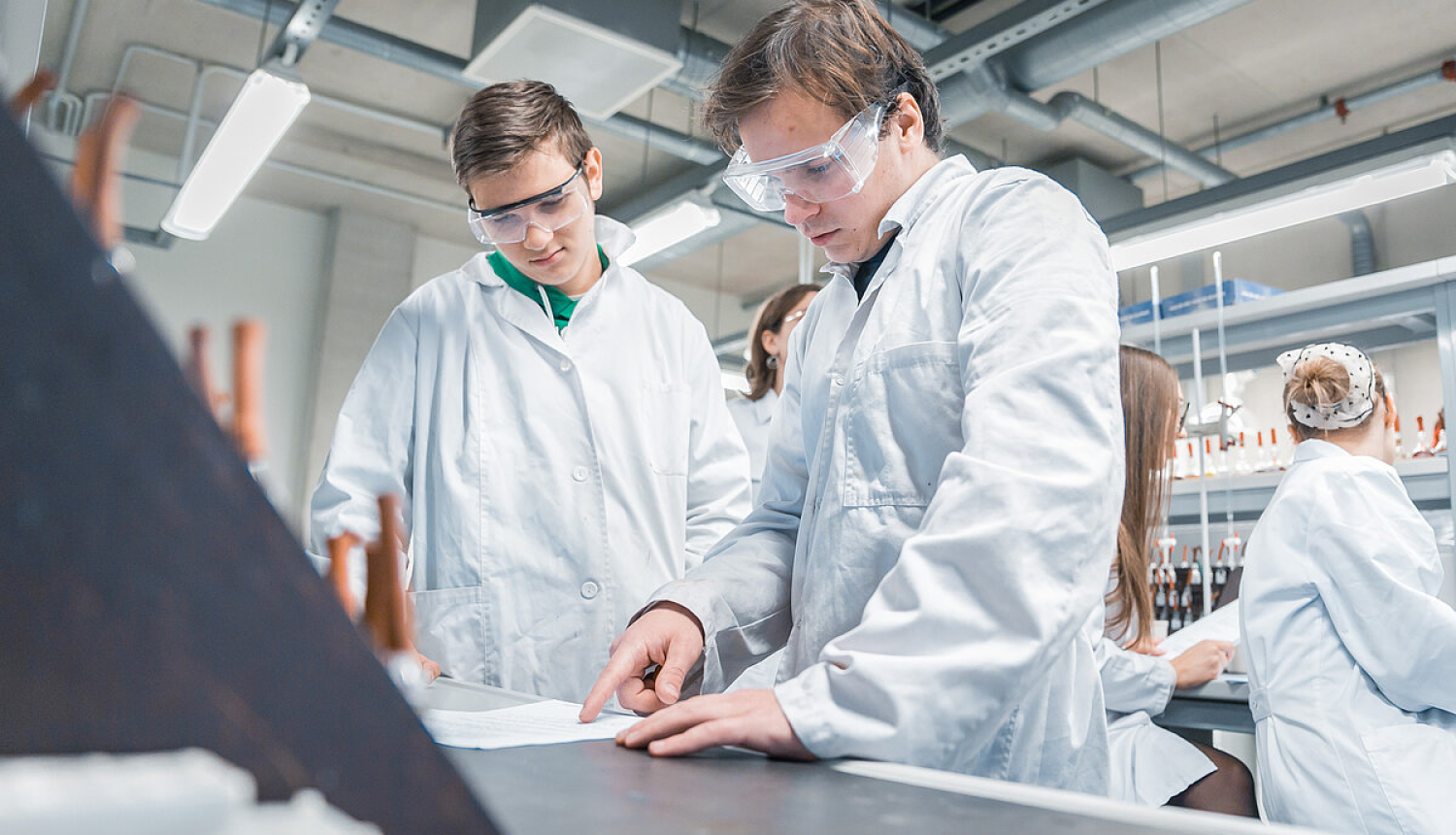 Divi pētnieki laboratorijā (LU, Toms Grīnbergs)