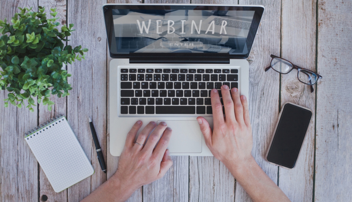 Dators uz galda ar uzrakstu Webinar