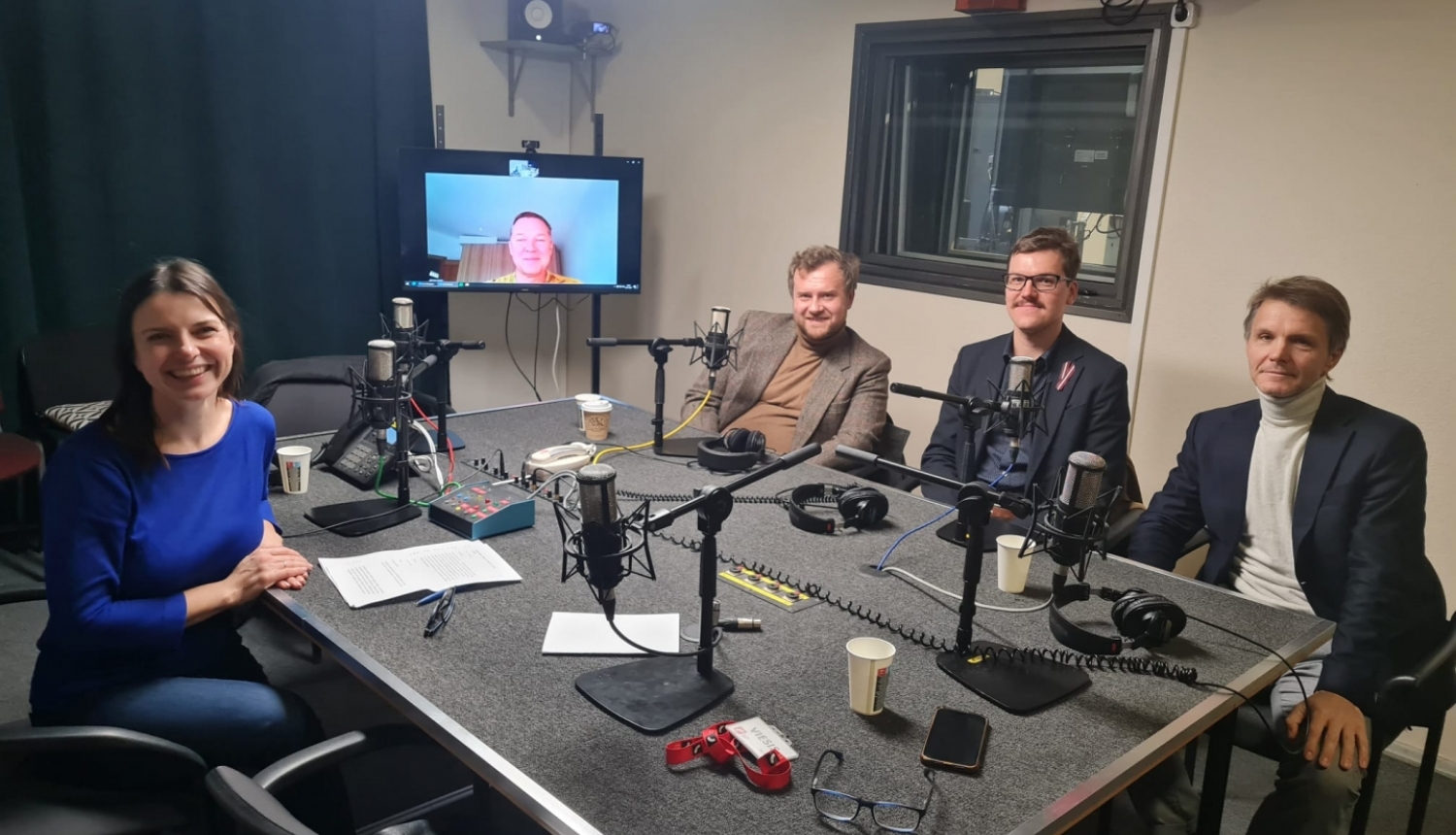 Aizsardzības ministrijas valsts pētījumu programmas pētnieki Latvijas radio studijā ar raidījuma "Zināmais nezināmajā" vadītāju